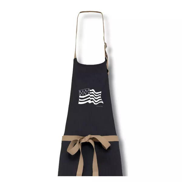 Tablier carbone avec drapeau breton blanc, illustration Laurence Audy